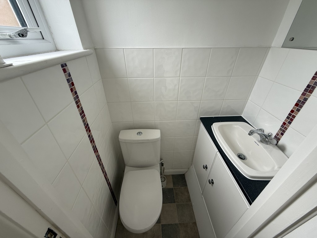 Lot: 200 - VACANT TWO-BEDROOM HOUSE - Bedroom one en-suite